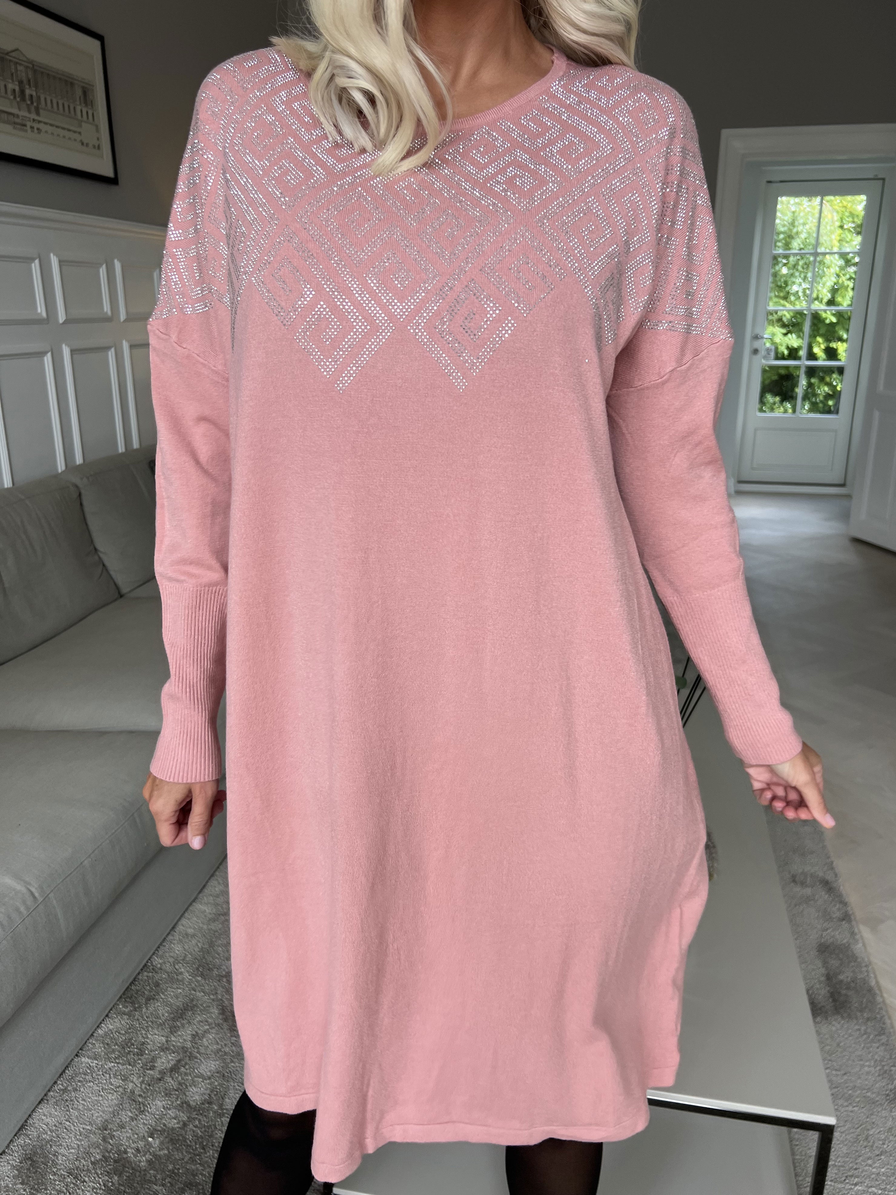 Luna - Mjuk stickad plus size klänning med strass